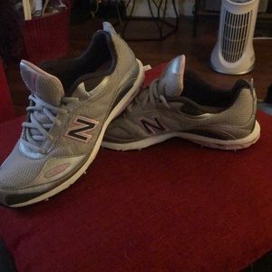 8.5 Women’s Nike New Balance athletic shoes, EUC